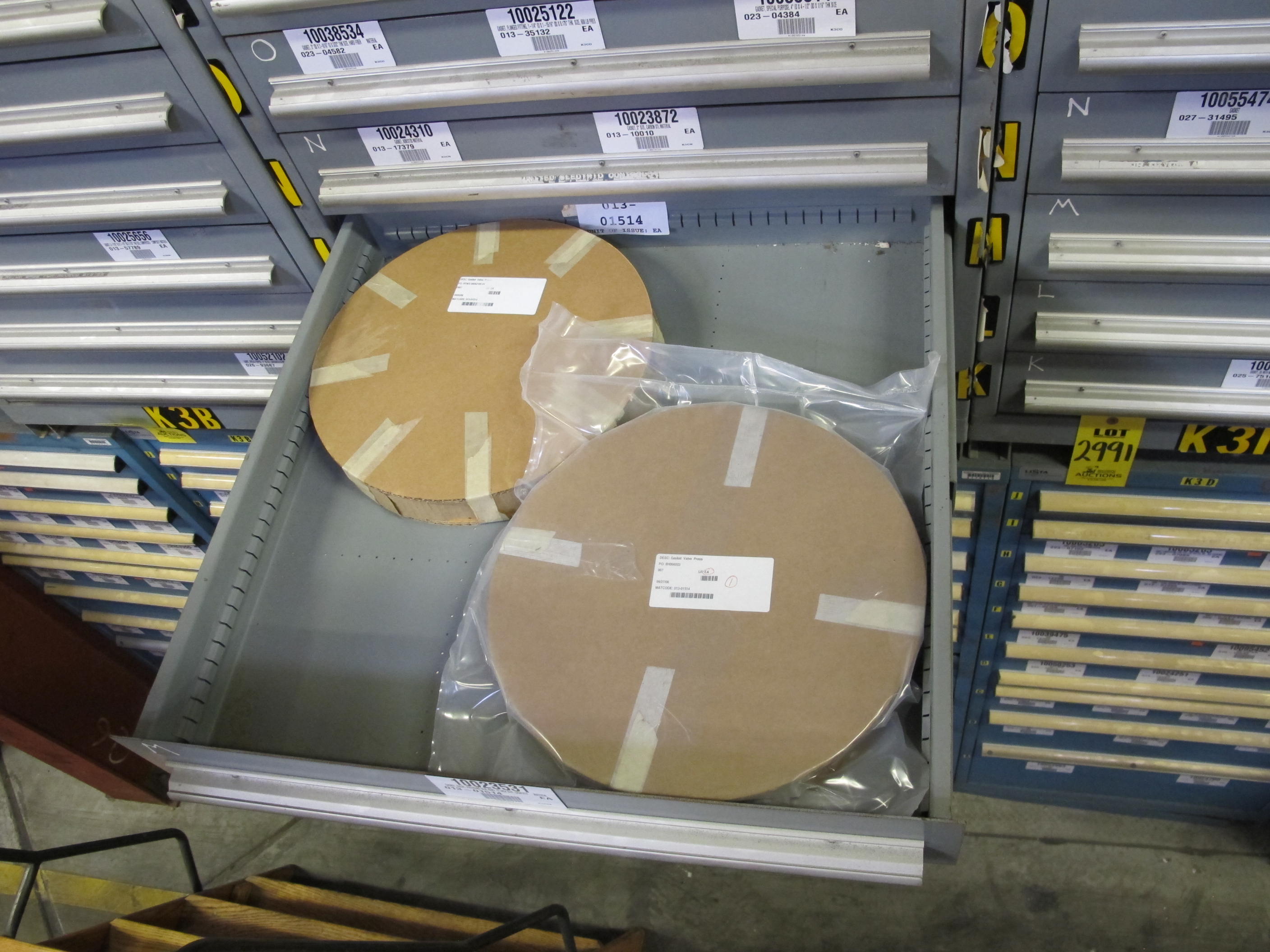 STANLEY VIDMAR HEAVY DUTY 9-DRAWER PARTS CABINET W/ CONTENTS (W-50) LOADING & HANDLING FEE $25-